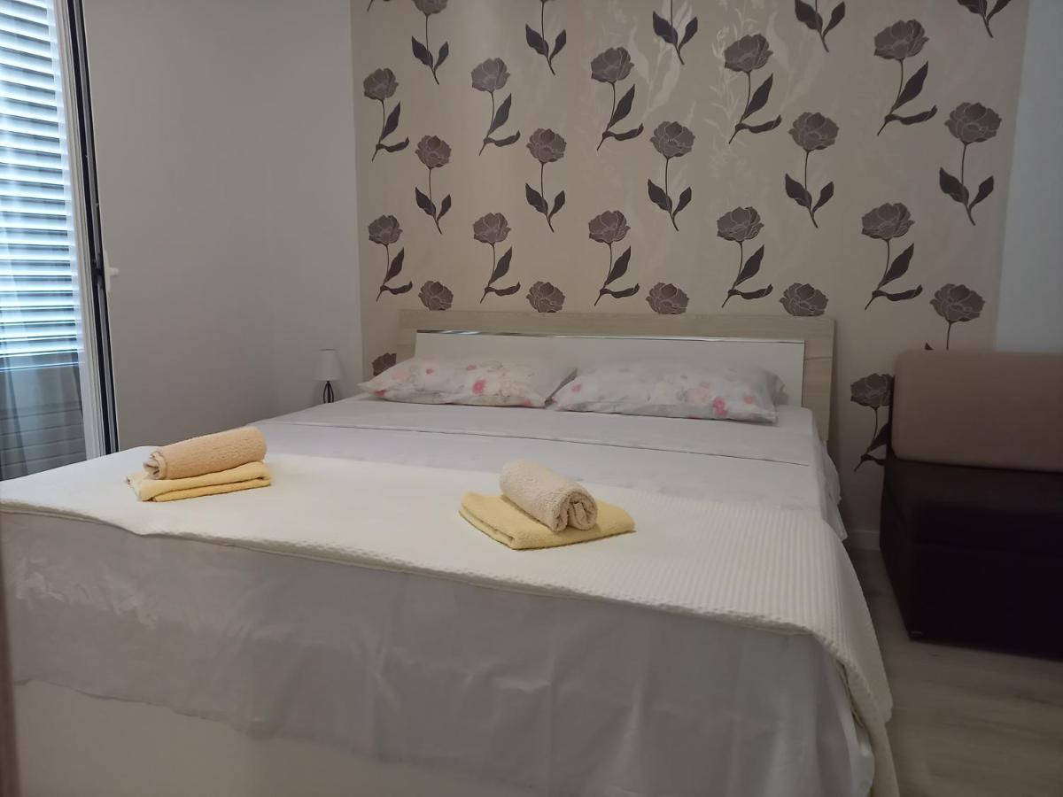 Apartmani Dijana Palit Esterno foto