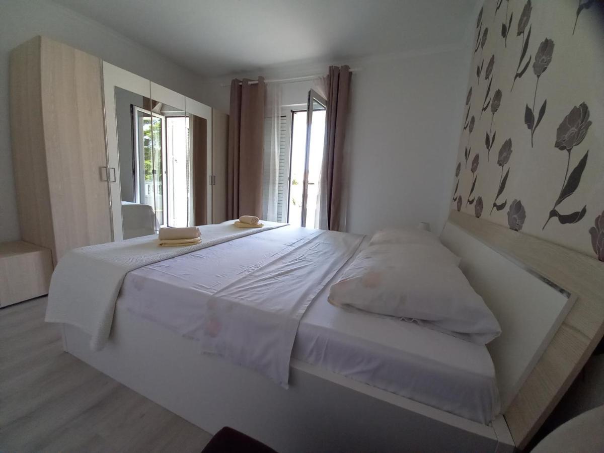 Apartmani Dijana Palit Esterno foto