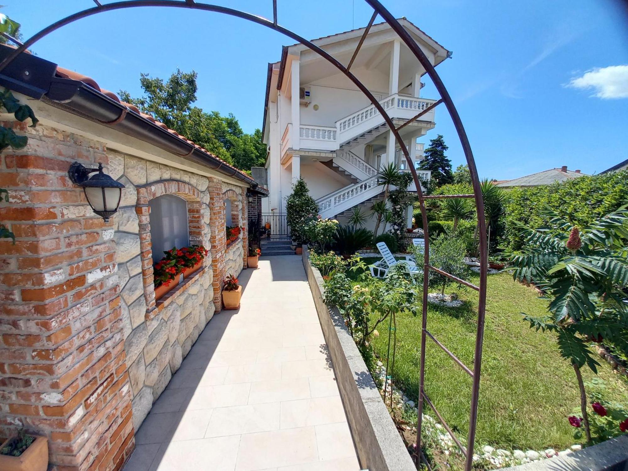 Apartmani Dijana Palit Esterno foto